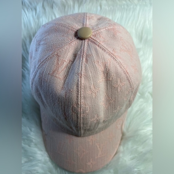 LOUIS VUITTON "Be My" Pink Monogram Woven with a Jacquard Cap - Picture 10 of 10